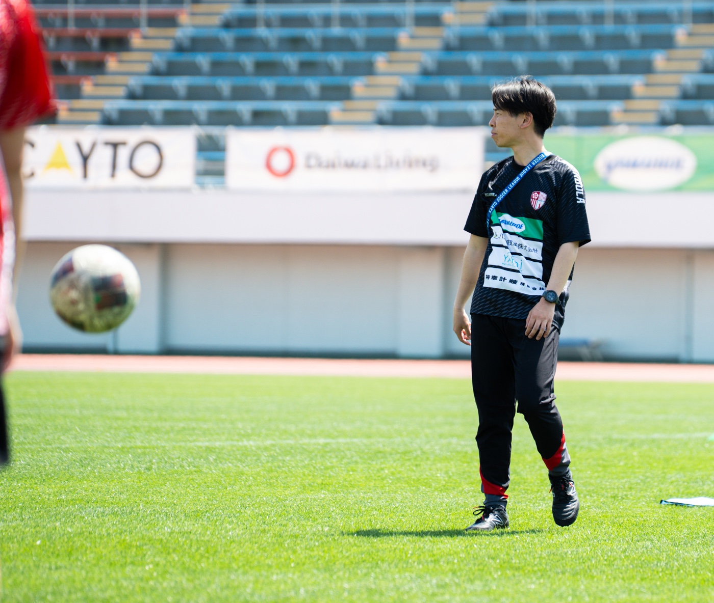 東京23FCのグラウンドで、選手のトレーニングを見守る様子