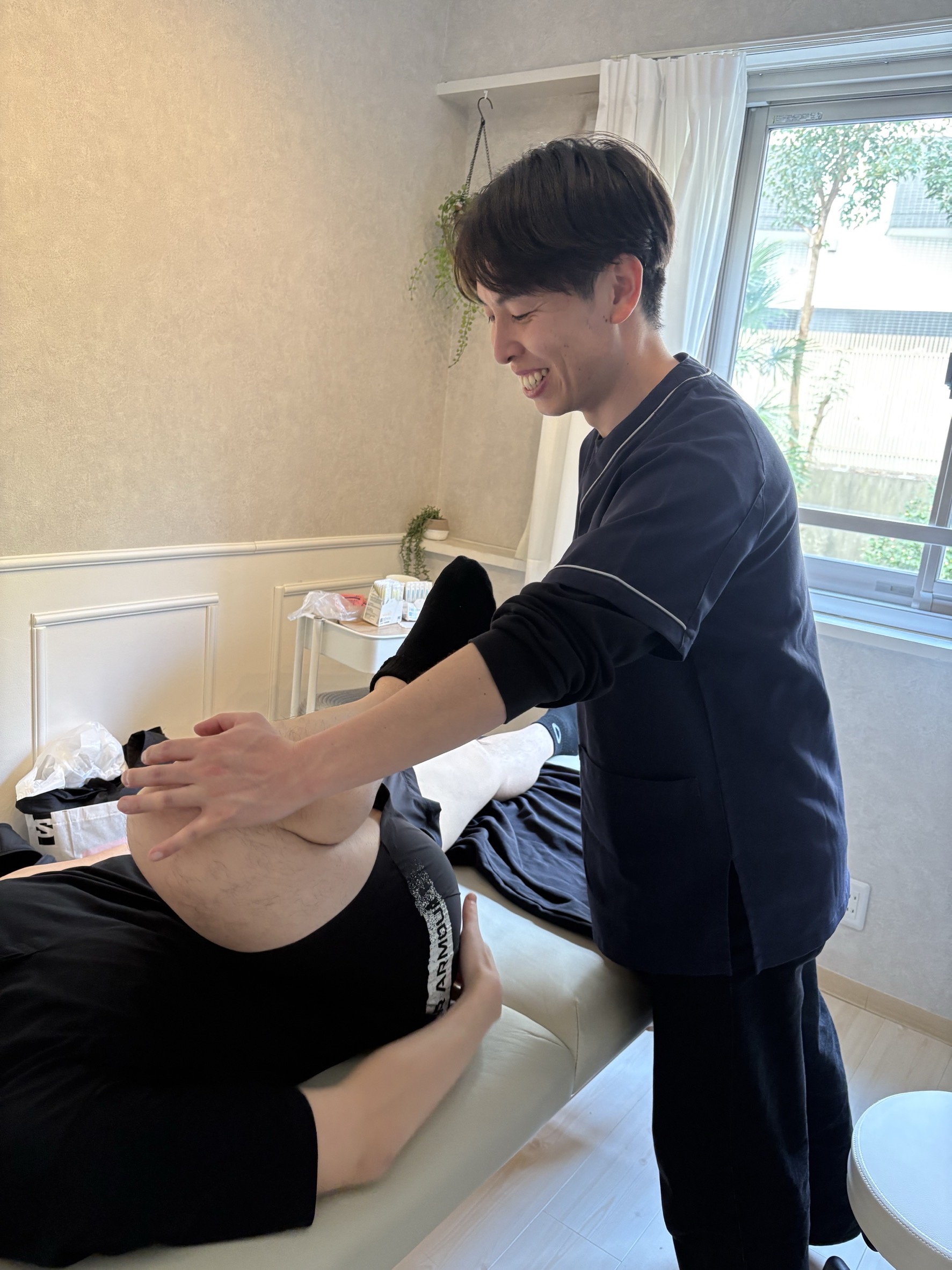 施術中の様子。丁寧にコンディションを確認している